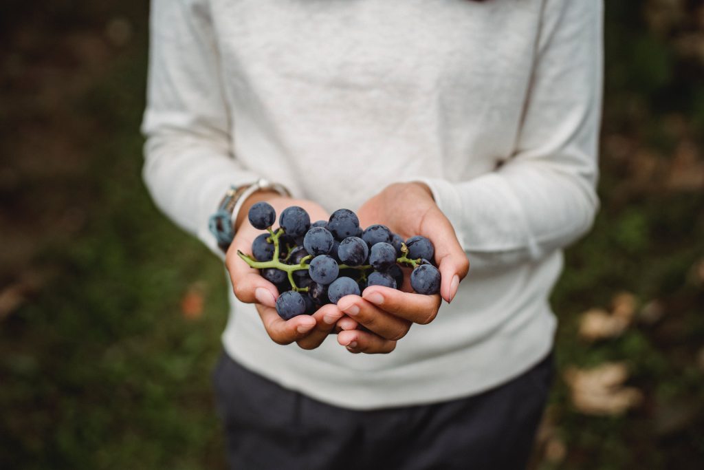 femme-raisins-mains